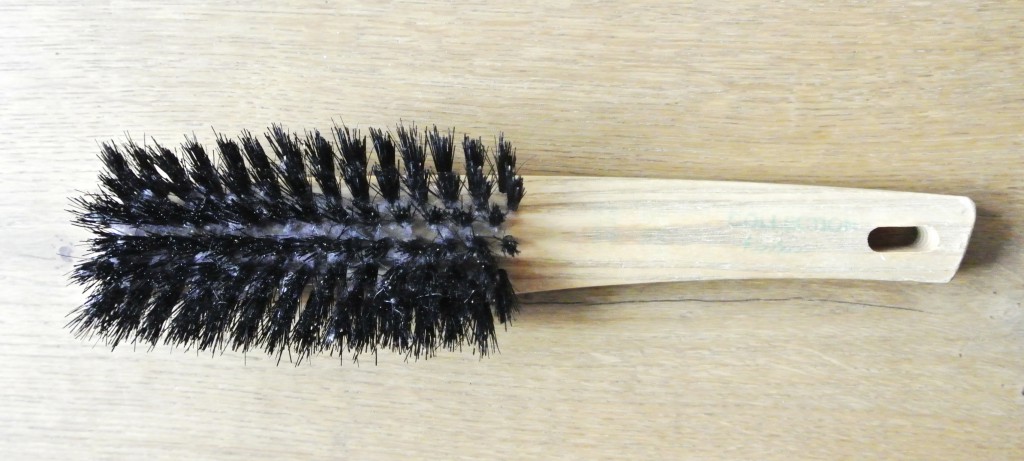 Haarbürsten reinigen mit Rasierschaum | Rosanisiert