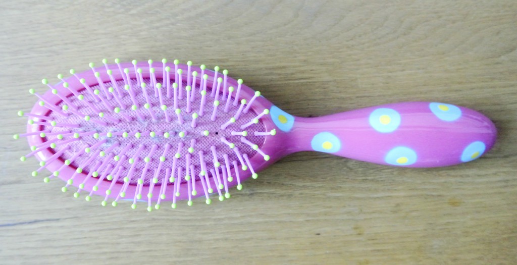 Haarbürsten reinigen für Ladys | Ich teste verschiedene Möglichkeiten Haarbürsten zu reinigen | Romantisiert - Ordnung für Unordentliche