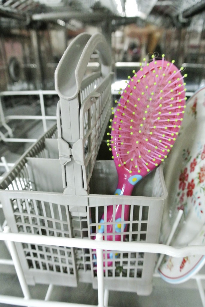 Haarbürsten reinigen für Ladys | Ich teste verschiedene Möglichkeiten Haarbürsten zu reinigen | Romantisiert - Ordnung für Unordentliche