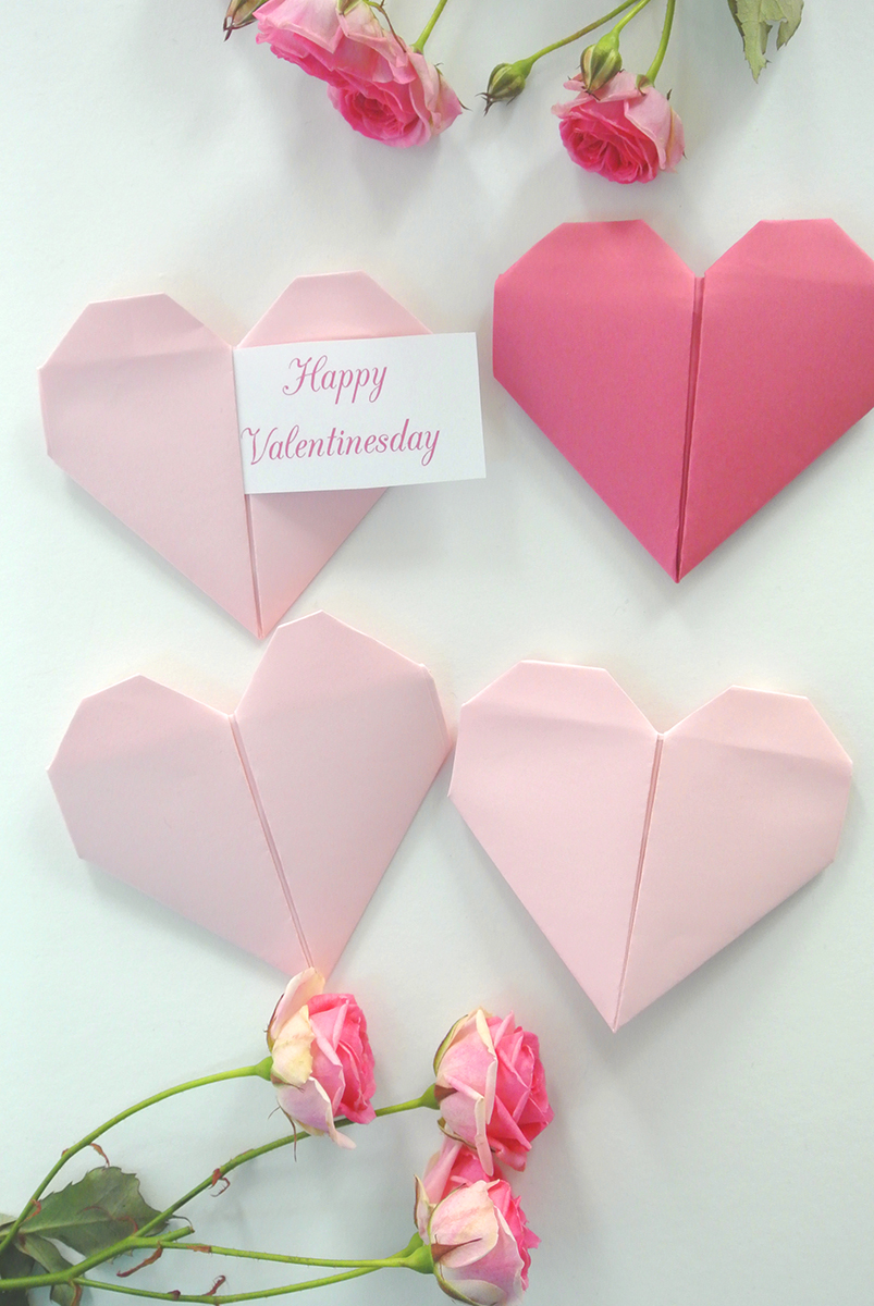 Brauchst du noch eine Last-Minute Geschenkidee für den Valentinstag? Dann sind diese Origami Herzen genau das Richtige für dich. Si lassen sich ganz einfach basteln und du kannst darin süße Liebesbotschaften oder Gutscheine verschenken! Schau dir schnell meine DIY Anleitung an. 