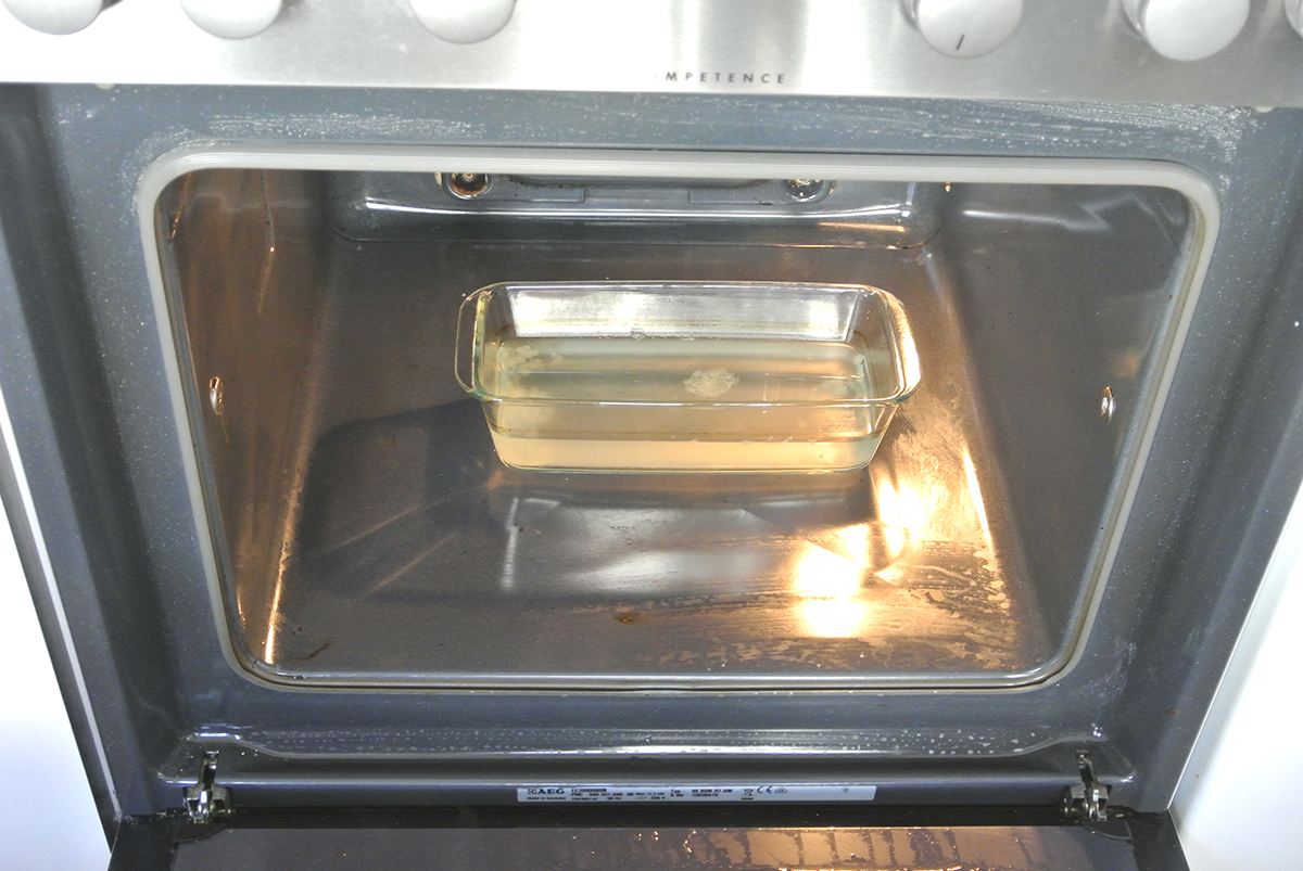 Backofen reinigen ohne Chemie so wird dein Ofen mit Natron, Zitrone und Salz wieder richtig sauber und eingebrannte Verkrustungen lösen sich (enthält Werbung für Spontex)