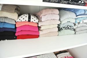 Kleiderschrank aufräumen mit der KonMari Magic Cleaning Methode von