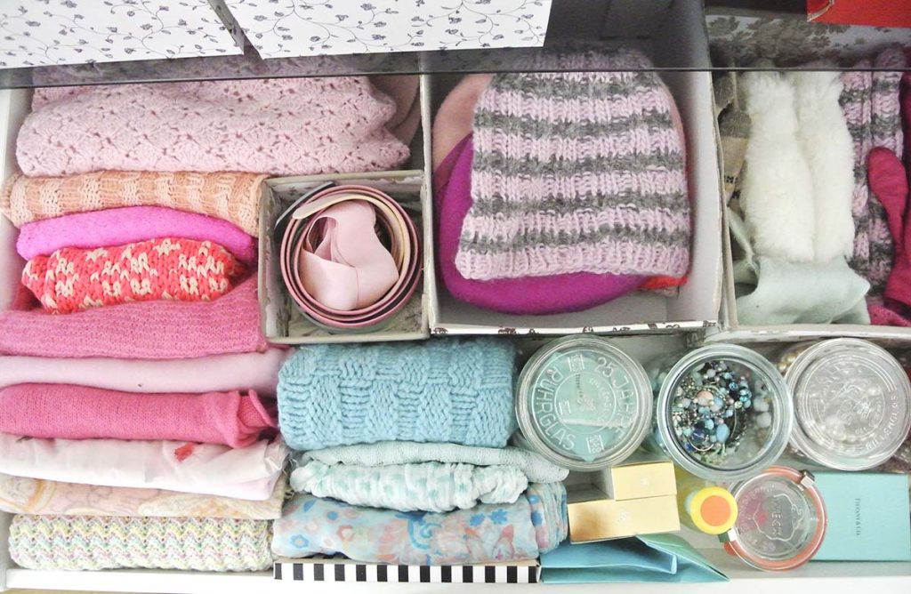 Kleiderschrank aufräumen mit der KonMari Magic Cleaning Methode von